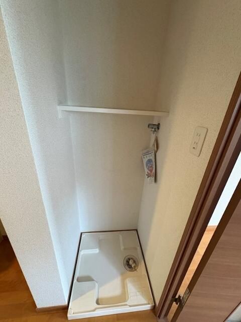 その他設備　水漏れの心配がない防水パン付きの洗濯機置き場です