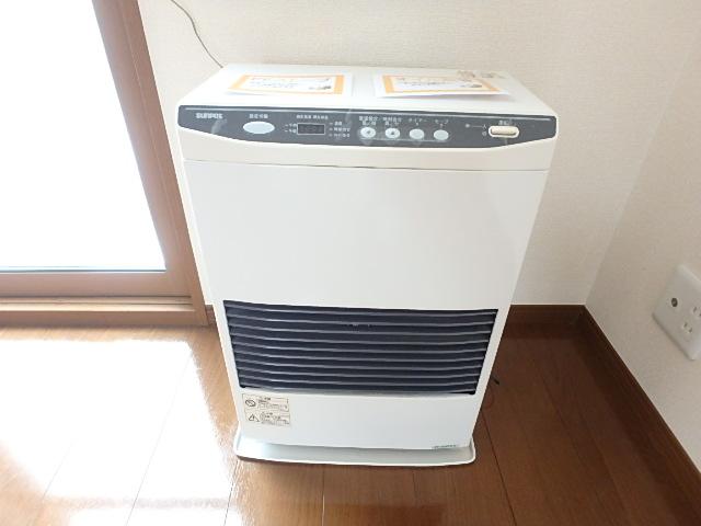 その他設備　配管式の灯油ＦＦストーブです