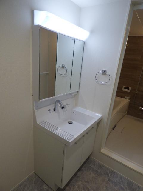 洗面設備　ゆったりとスペースのある洗面所
