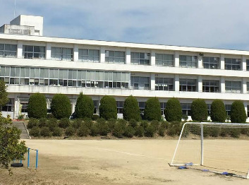 中学校　常滑市立常滑中学校（中学校）まで895m