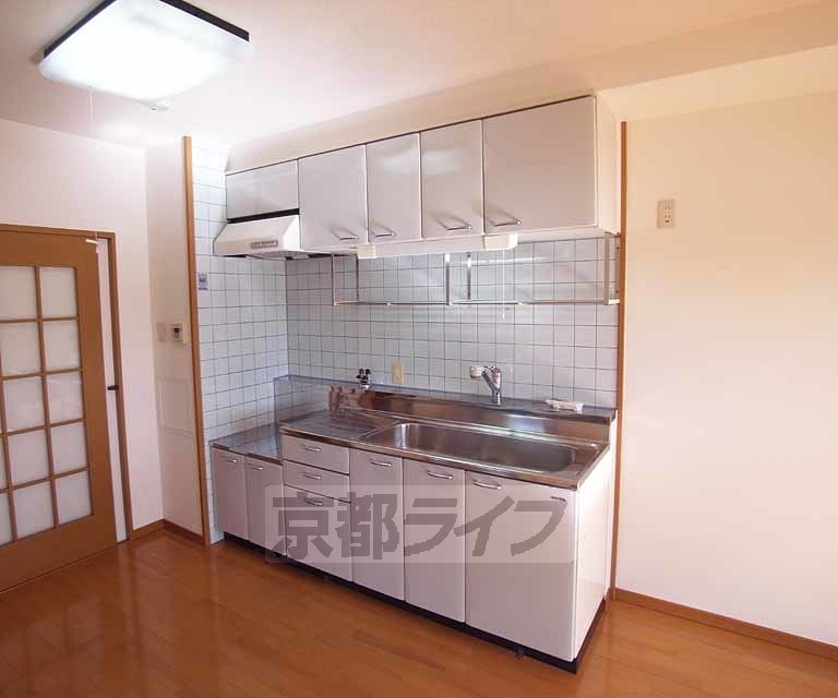 キッチン　琺瑯の希少なキッチン、機能的でシンクも広々