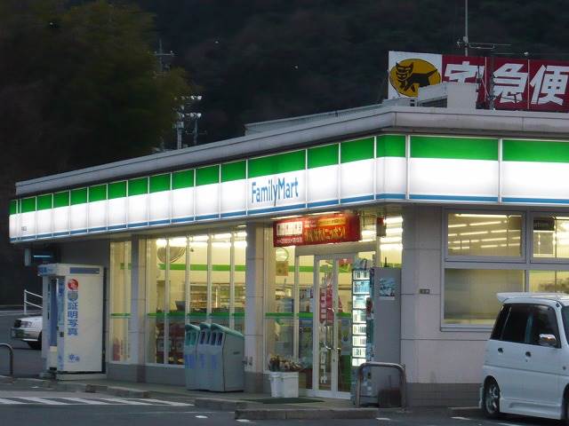 コンビニ　ファミリーマート深川五丁目店（コンビニ）まで390m
