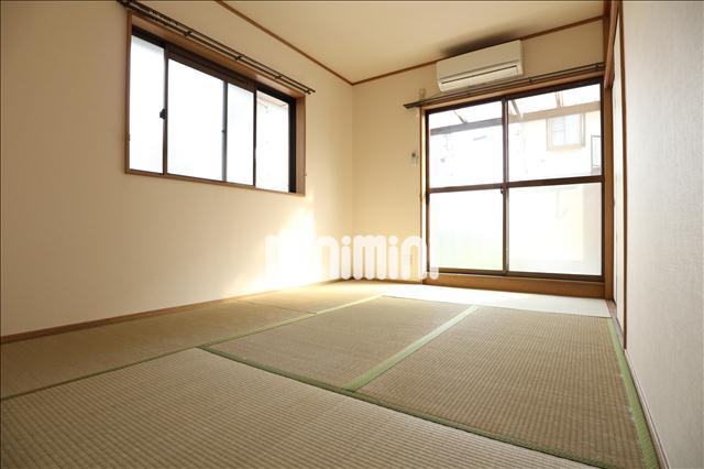 その他　二面採光の６帖の和室です