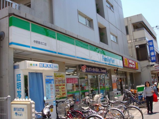 コンビニ　ファミリーマート（コンビニ）まで640m