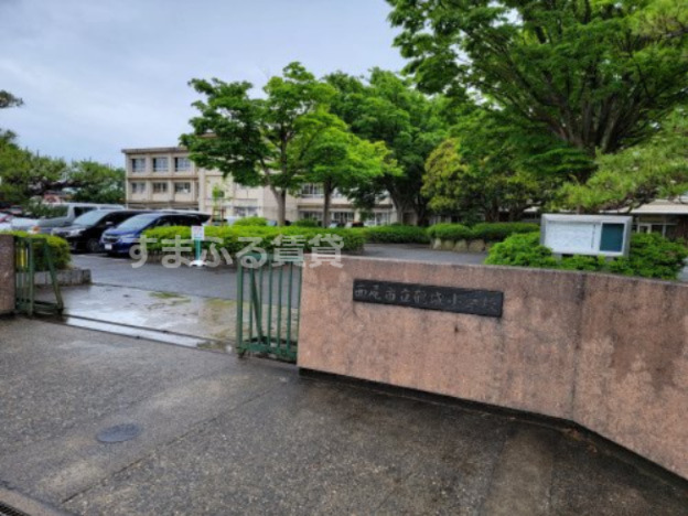 小学校　西尾市立鶴城小学校（小学校）まで831m
