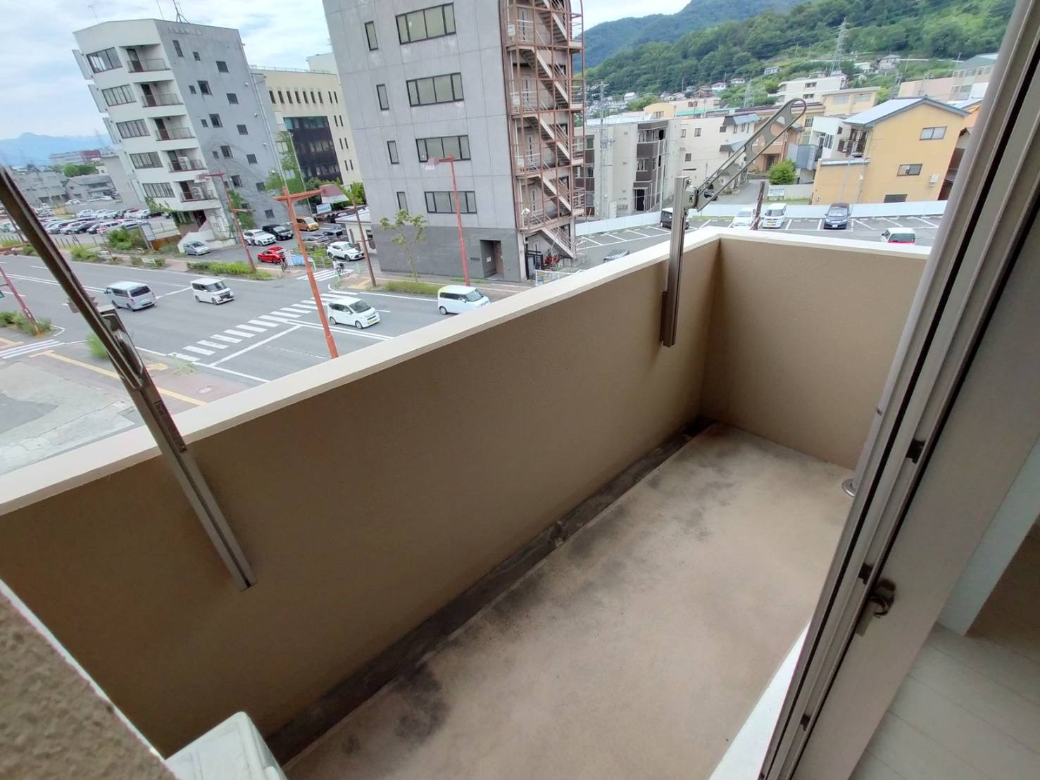バルコニー　長野市指定のマンション専用ゴミ集積所。朝も深夜も出せます。