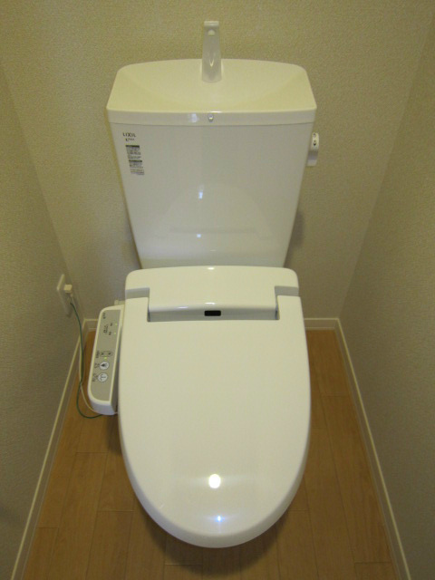 トイレ　温水洗浄便座つき。別部屋参考写真。