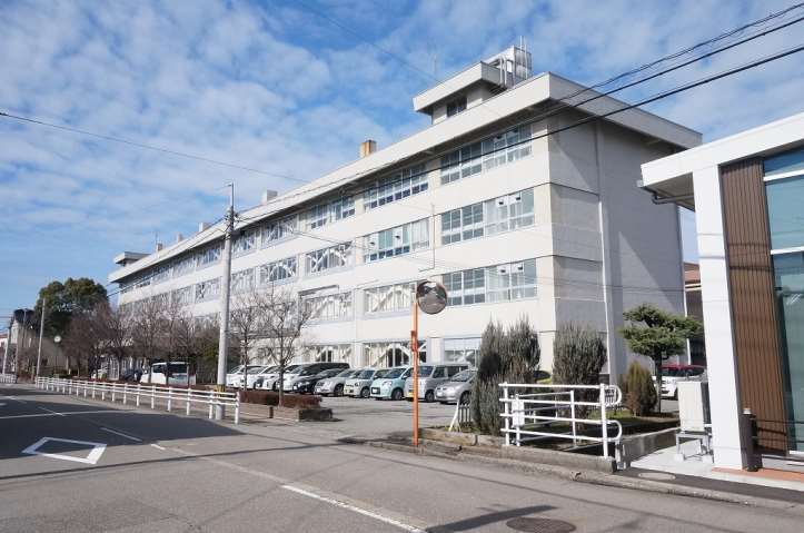 中学校　西南部中学校（中学校）まで744m