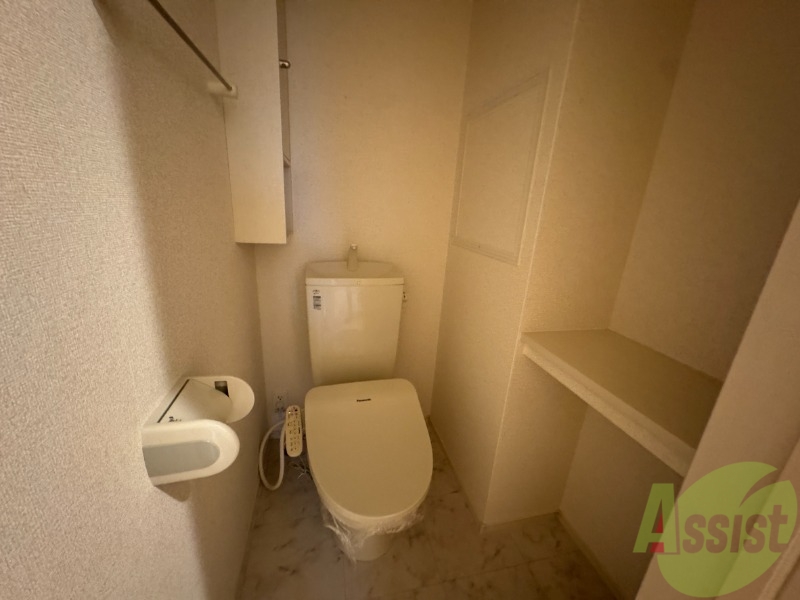 トイレ　トイレはウォシュレット機能付きです。安心して使用できますね。