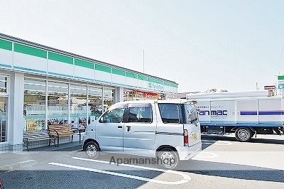 コンビニ　ファミリーマート川島町三ツ島店（コンビニ）まで582m