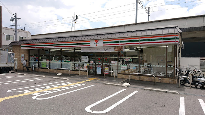 コンビニ　セブンイレブン 西小路丸太町店（コンビニ）まで330m
