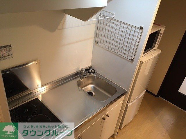 キッチン　ＩＨ＋ラジエント組み合わせの電気コンロです。