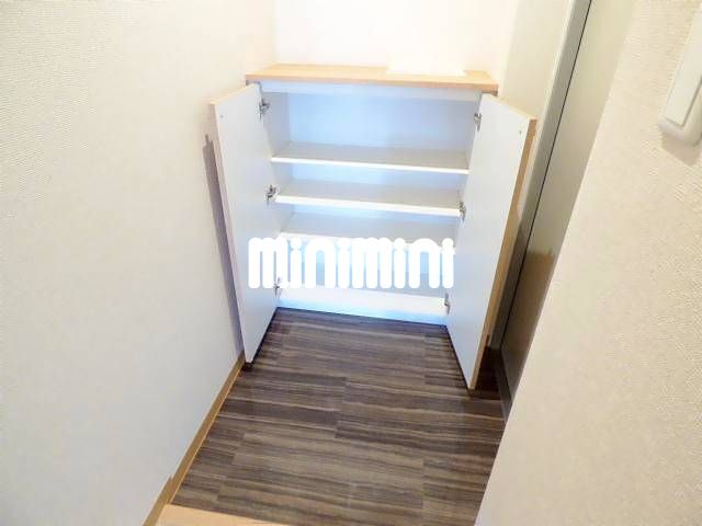 収納　下駄箱付きの玄関です
