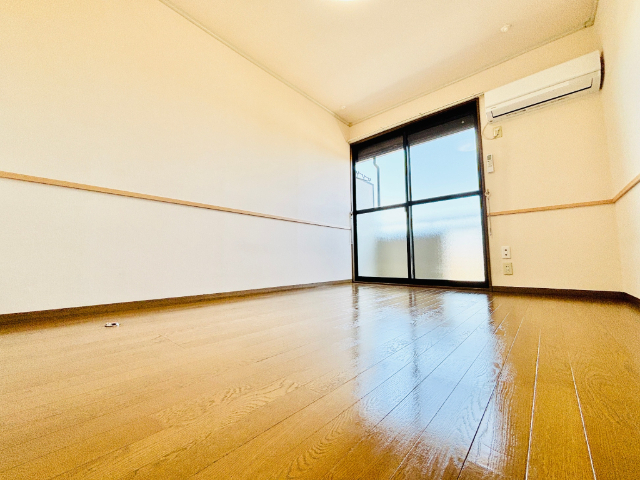 居室・リビング　同一建物内２０６号室内装写真転載