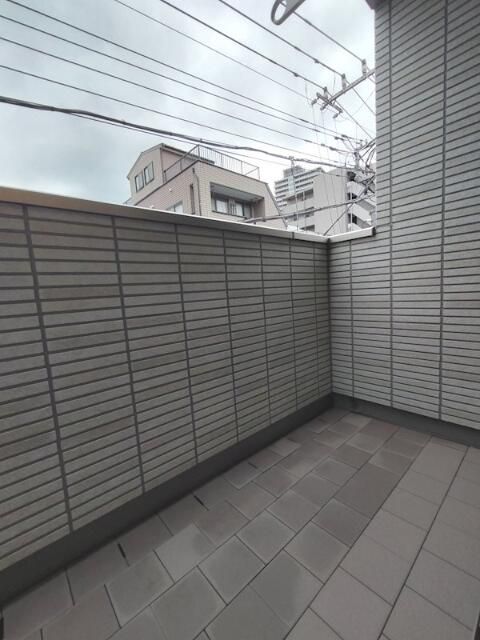 バルコニー　暖かな日差しのふりそそぐバルコニー