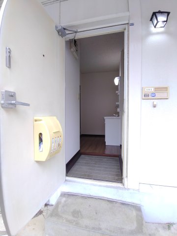 玄関　※写真は別部屋です
