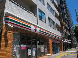 コンビニ　セブンイレブン港区三田5丁目店（コンビニ）まで147m