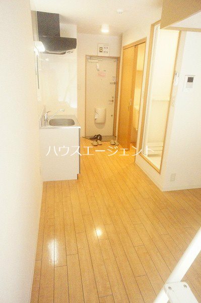 その他　洋室６帖、机を置いても広く使えますね。