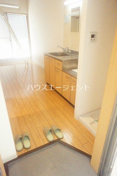 玄関　玄関にはシューズボックスあります。