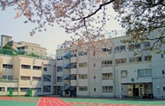 小学校　新宿区立戸塚第一小学校（小学校）まで328m