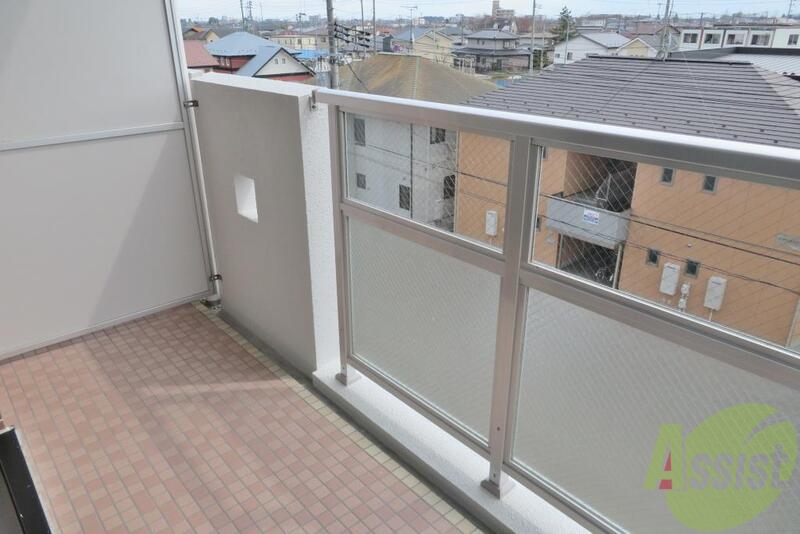 バルコニー　お天気の良い日は布団も干せてポカポカです。