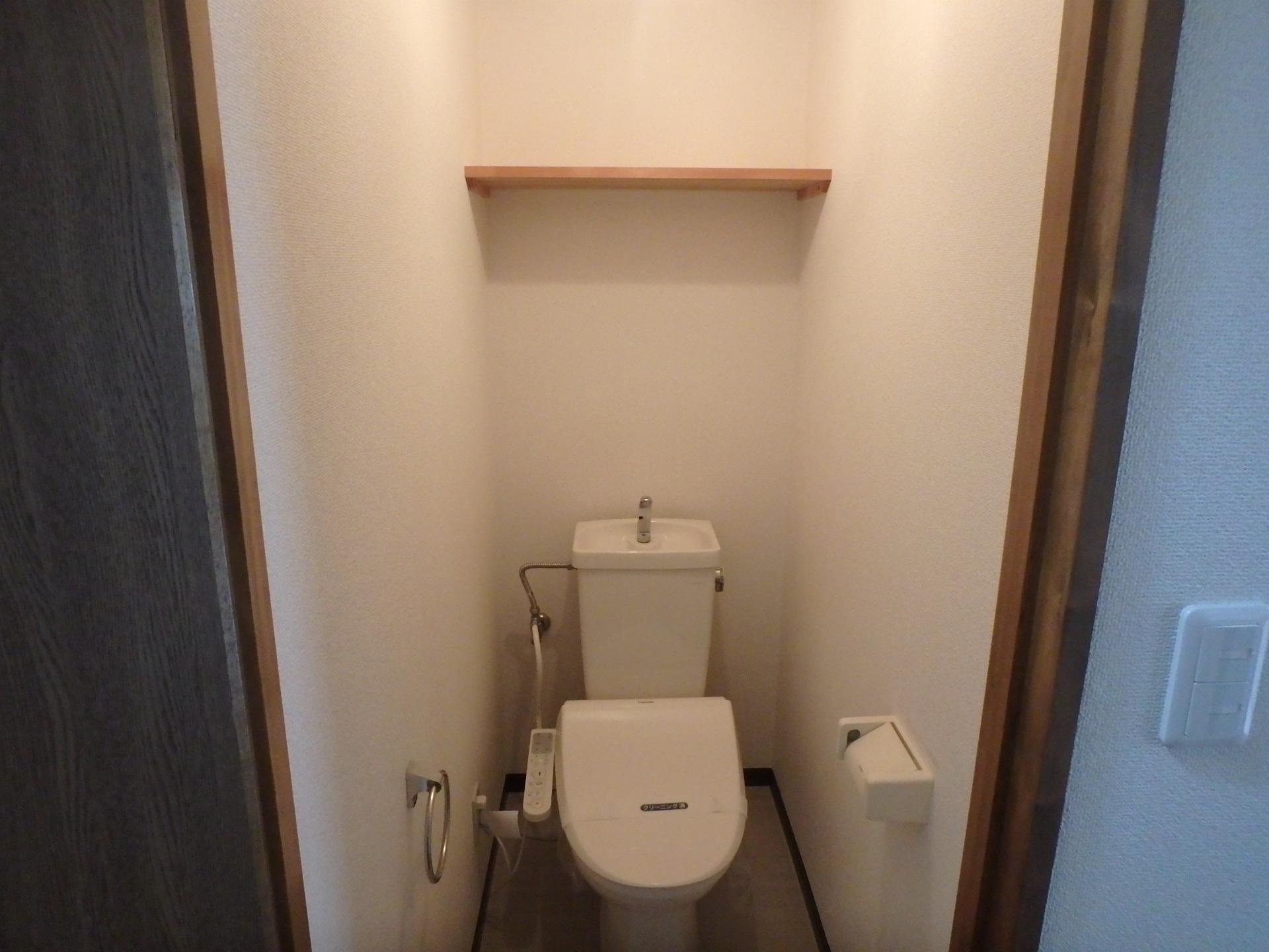 トイレ　温水洗浄便座付きのトイレです(別部屋参考写真)