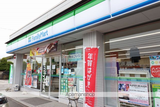 コンビニ　ファミリーマート（コンビニ）まで655m