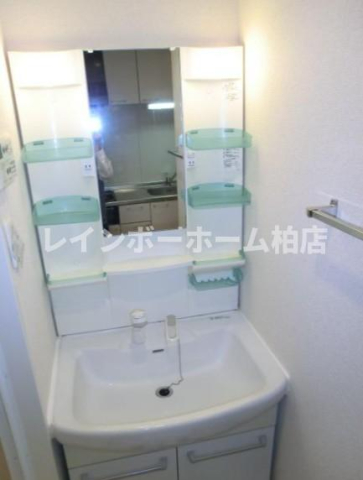 洗面設備　ゆったりとスペースのある洗面所