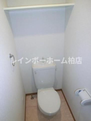 トイレ　落ち着いた色調のトイレです
