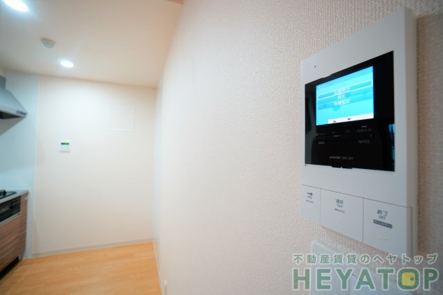 セキュリティ　モニター付きドアホンで安心確認（同仕様写真）