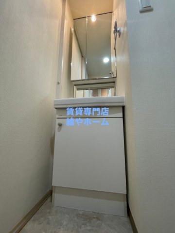 洗面設備　独立洗面化粧台が付いています