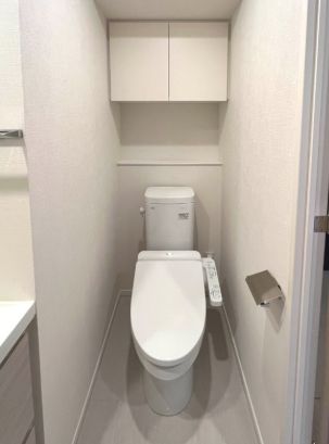 トイレ　落ち着いた色調のトイレです