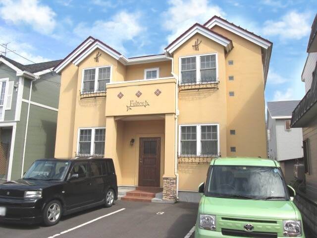 建物外観　周辺に市役所やコンビニがあり快適な日常が手に入ります