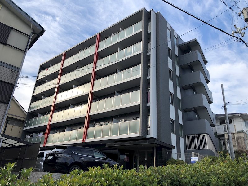 建物外観　東向日駅徒歩9分。宅配ボックスや防犯カメラ完備のRC造外観
