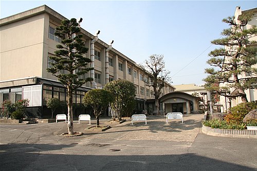 小学校　向陽小学校（小学校）まで672m