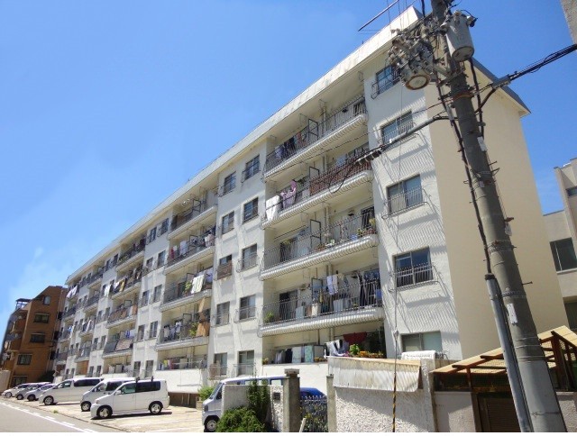 建物外観　昭和を感じますが室内は・・・♪