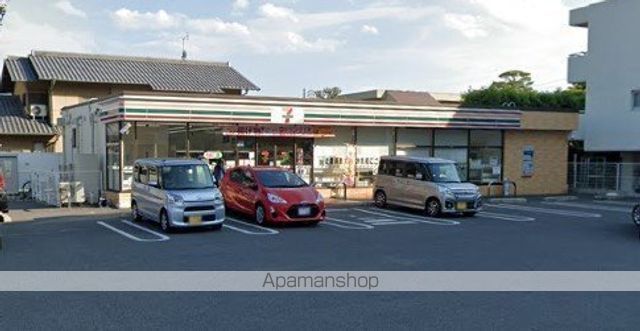 コンビニ　セブンイレブン（コンビニ）まで703m