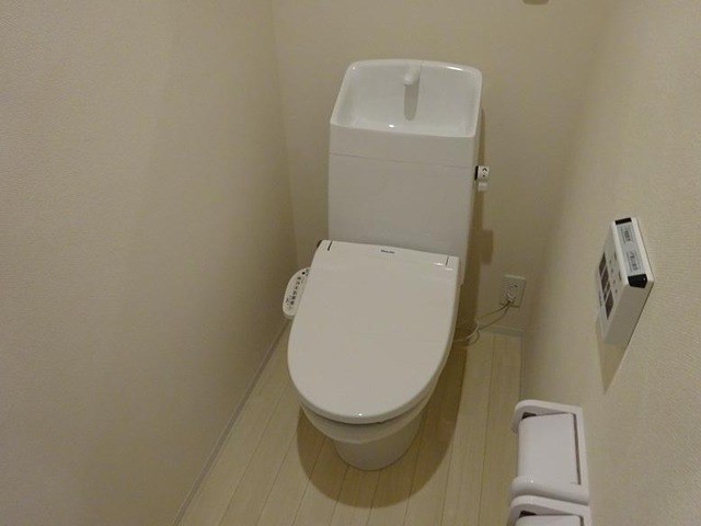 トイレ　ウォシュレット機能付のトイレです。