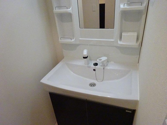 洗面設備　ウォシュレット機能付の洗面台です。
