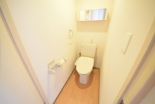 トイレ　★棚付きのウォシュレット完備トイレです★