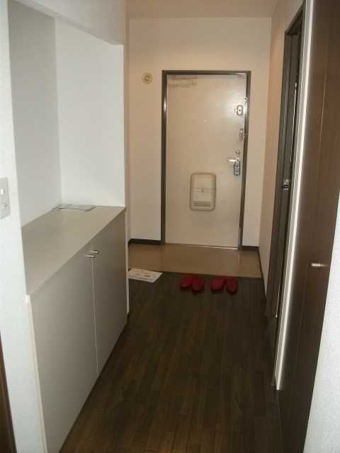 玄関　同物件別部屋写真