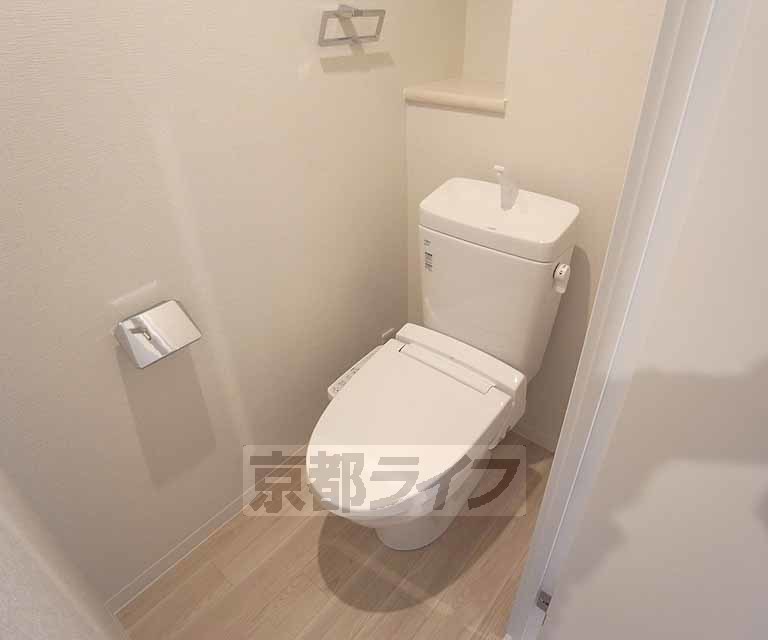 トイレ　棚付き、きれいなウォシュレットトイレ・