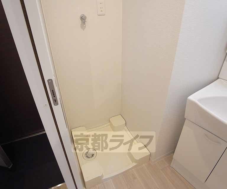 その他設備　脱衣場に便利な洗濯機置き場です。