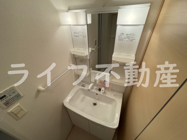 洗面設備　独立洗面台、小物を置くことができて便利です