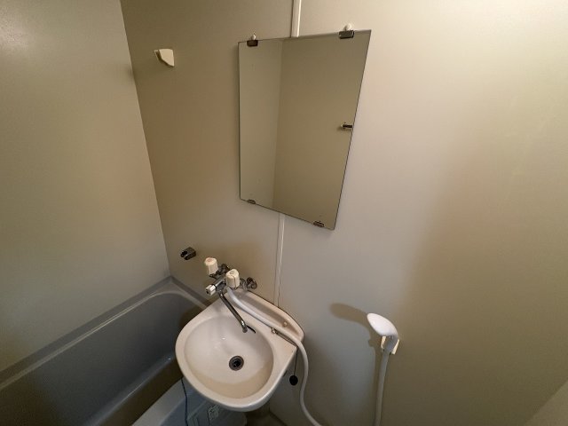 洗面設備　明るい洗面所です
