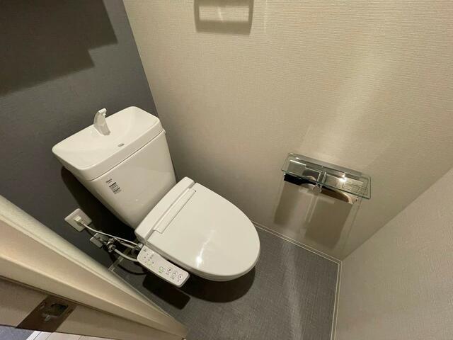 トイレ　落ち着いた色調のトイレです