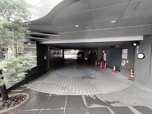 駐車場　駐車所の空きはご確認ください