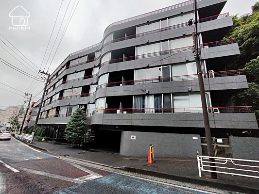 建物外観　山手トンネルを抜けてすぐの場所にあります