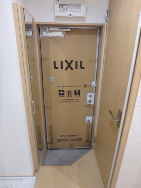 玄関　身だしなみ良し。行ってきます。