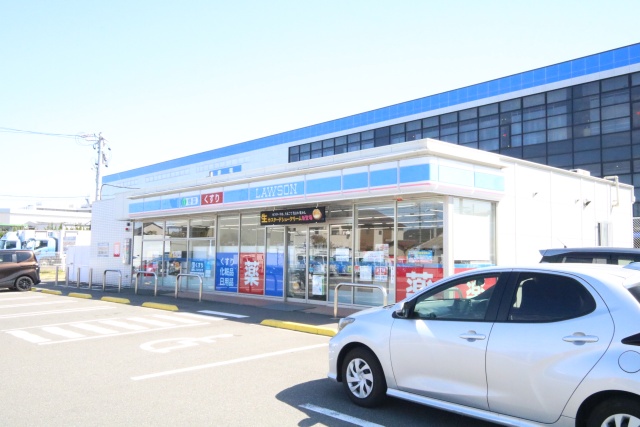 コンビニ　ローソン 中川昭明町五丁目店（コンビニ）まで300m